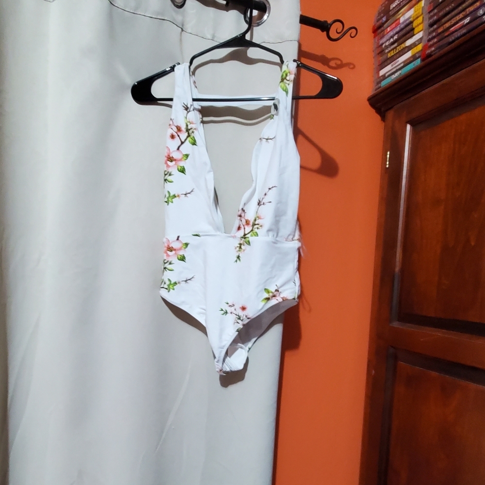 2 New bathing suits - Picture 3 of 4